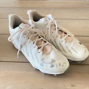 Mens UnderArmour football cleats (Size 8.5)